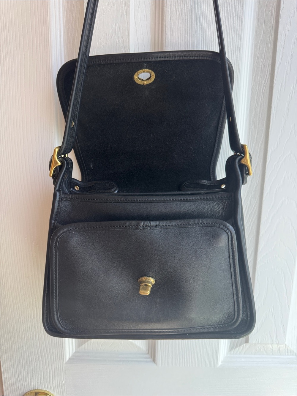 Vintage Coach 9061 Black Leather Shoulder Bag with Gold Hardware - Picture 4 of 4